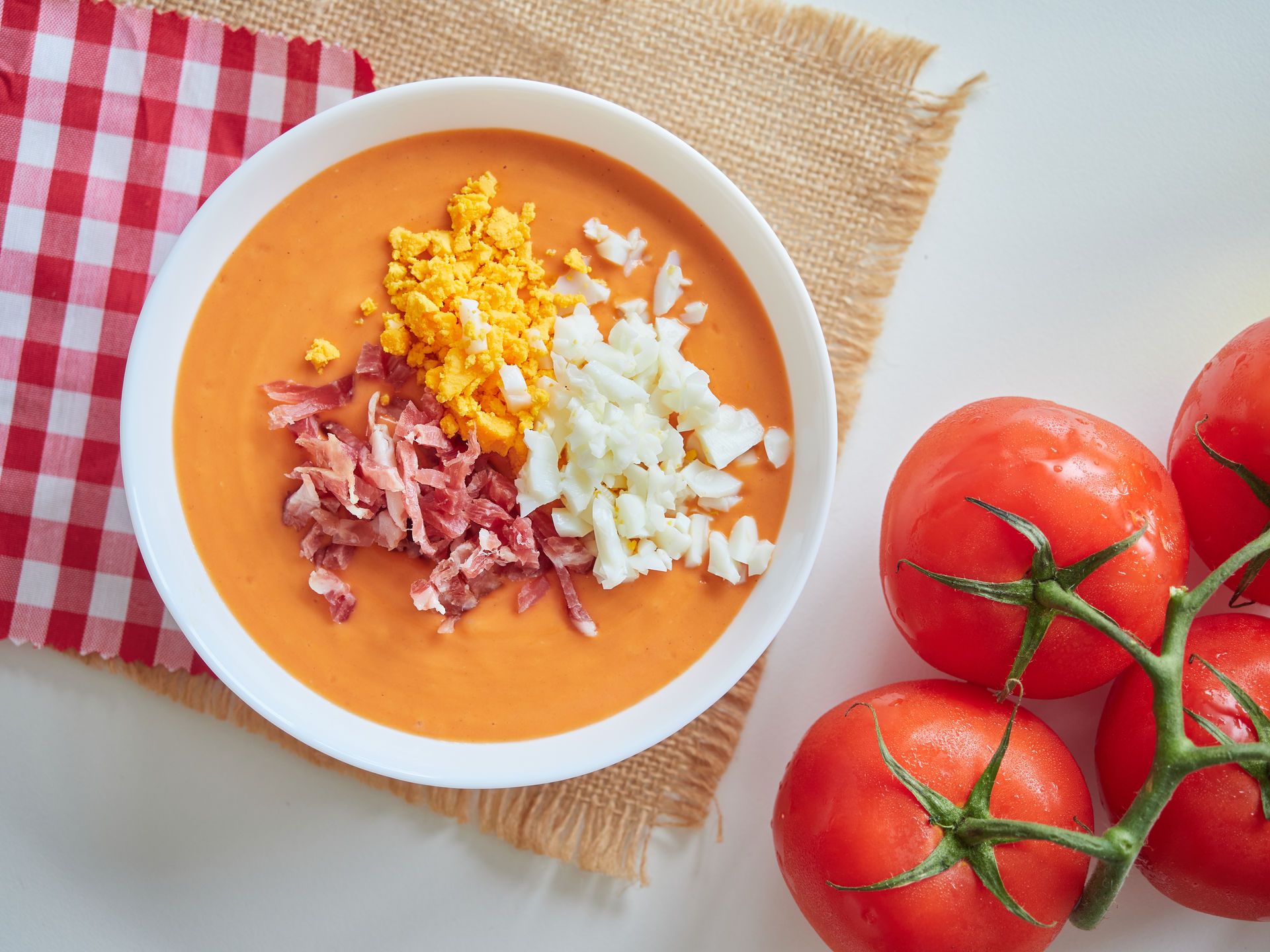 Salmorejo amb ou i pernil