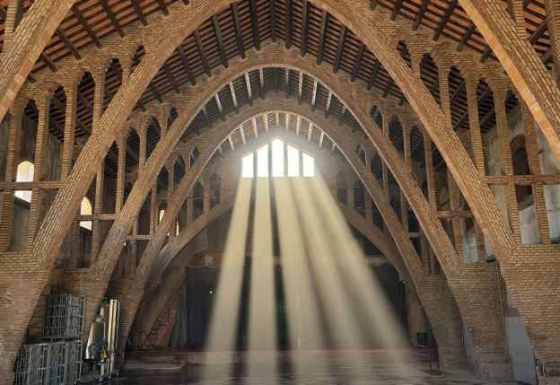 Interior de la tercera nau del Celler Modernista de Rocafort de Queralt abans de l'inici de les obres Interior de la tercera nau del Celler Modernista de Rocafort de Queralt abans de l'inici de les obres