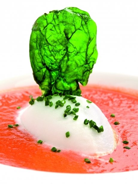 Crema de tomate con helado de roquefort