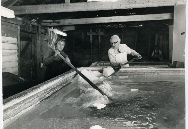 Cyril i Clive Osborne, segona i tercera generació de la família fundadora, davant d'una de les piscines en què cristal·litza la sal.