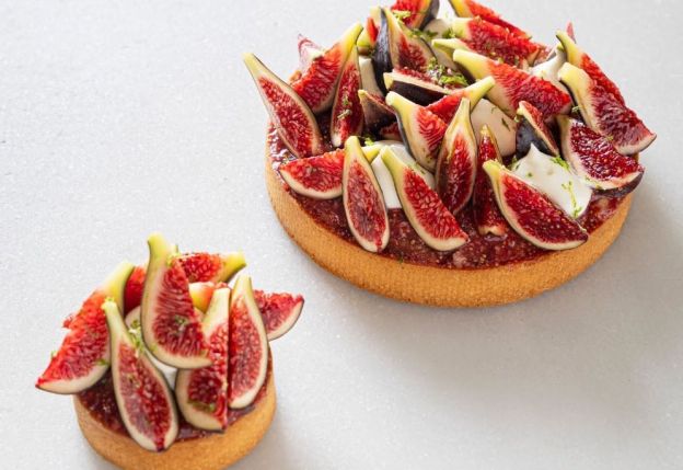 Versió individual i per a compartir del pastís de figues i ametlles Versió individual i per a compartir del pastís de figues i ametlles