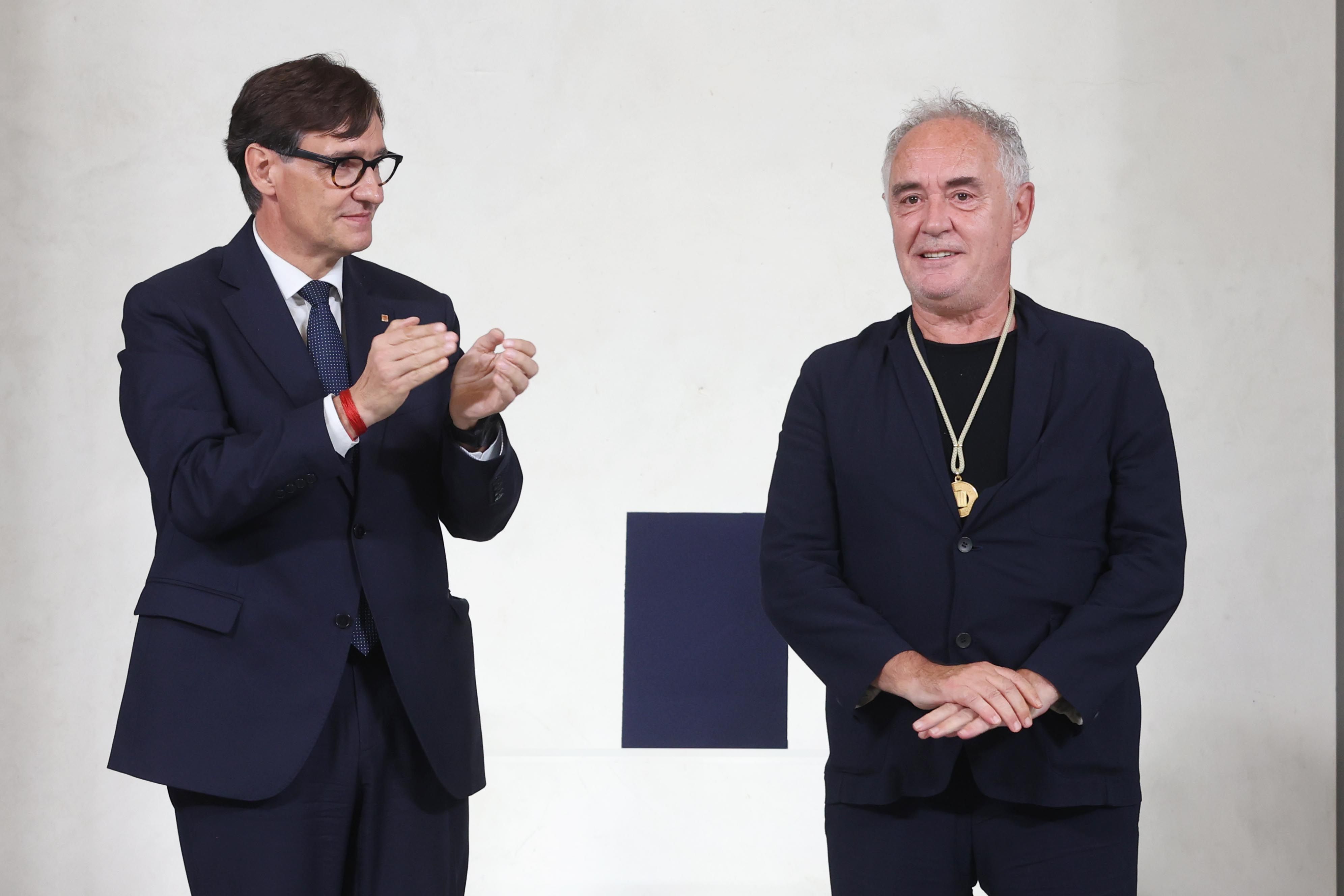 Ferran Adrià rebent la Medalla d'Or de la mà de Salvador Illa Ferran Adrià rebent la Medalla d'Or de la mà de Salvador Illa