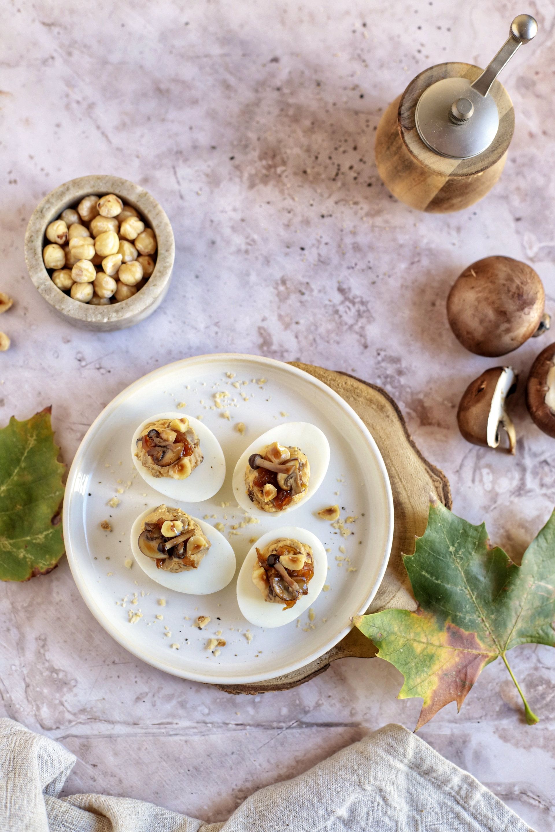 Ous farcits amb bolets, ceba caramel·litzada i avellanes Ous farcits amb bolets, ceba caramel·litzada i avellanes