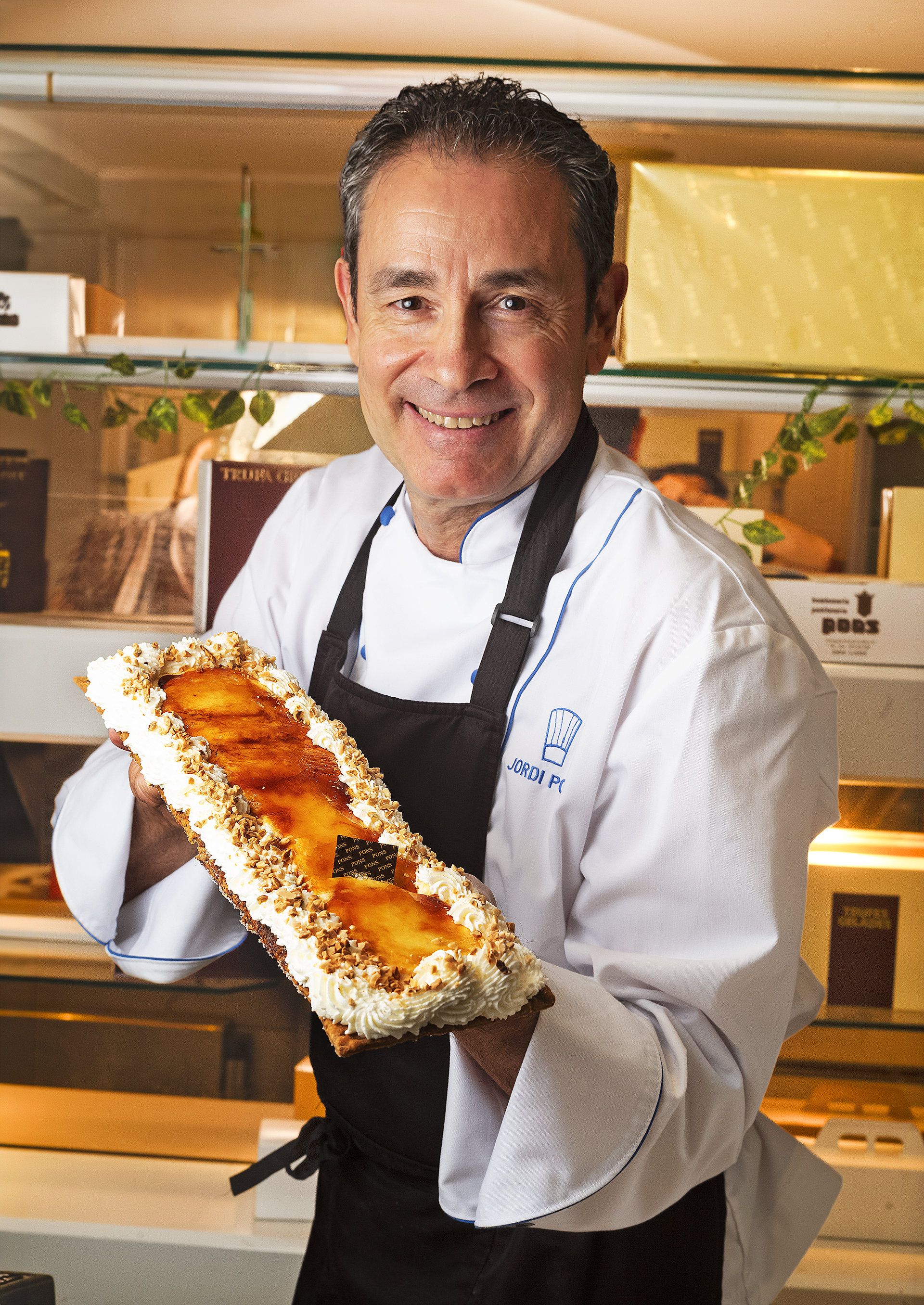 Jordi Pons, de la Pastisseria Pons de Lleida, amb el Sant Honorat que va crear el seu pare i que s’ha popularitzat a les comarques de Lleida Jordi Pons, de la Pastisseria Pons de Lleida, amb el Sant Honorat que va crear el seu pare i que s’ha popularitzat a les comarques de Lleida