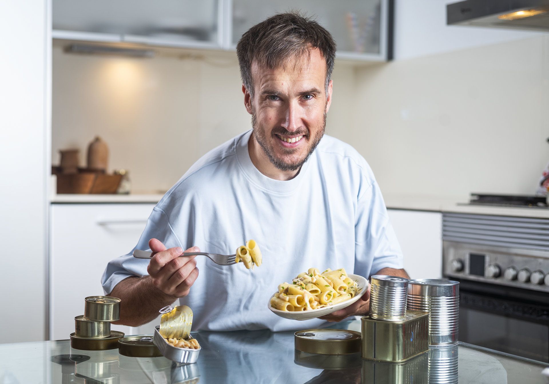 Arnau París preparant macarrons amb navalles Arnau París preparant macarrons amb navalles