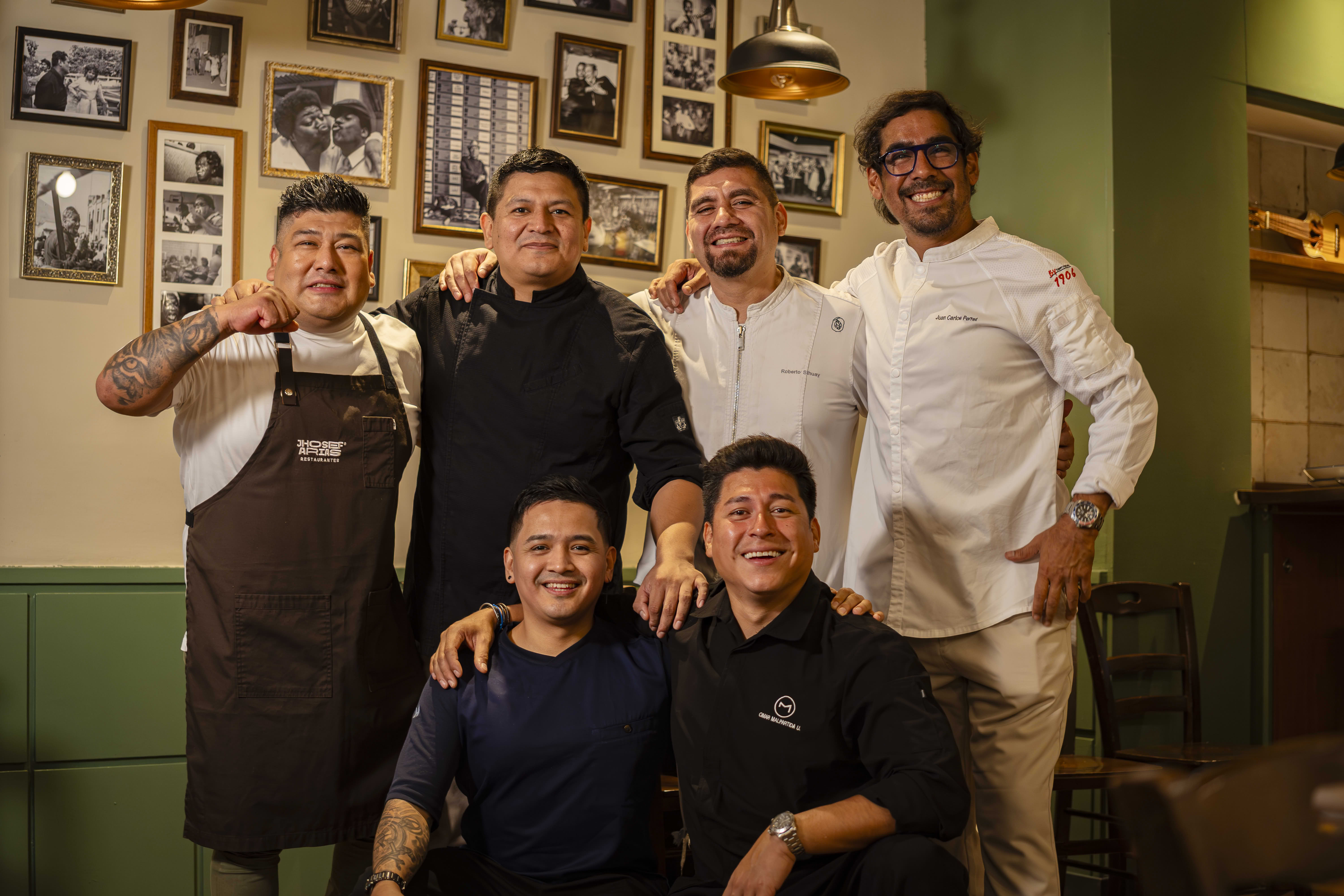 Juan Carlos Perret, Roberto Sihuay, Gabriel Huaman, Omar Malpartida i Jhosef Arias amb el xef de Pueblo Libre, Pablo Ortega Juan Carlos Perret, Roberto Sihuay, Gabriel Huaman, Omar Malpartida i Jhosef Arias amb el xef de Pueblo Libre, Pablo Ortega