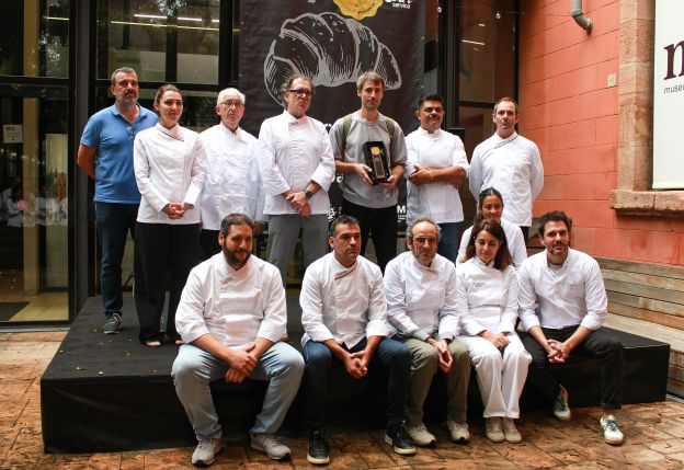 Membres del jurat amb el guanyador del certamen Membres del jurat amb el guanyador del certamen