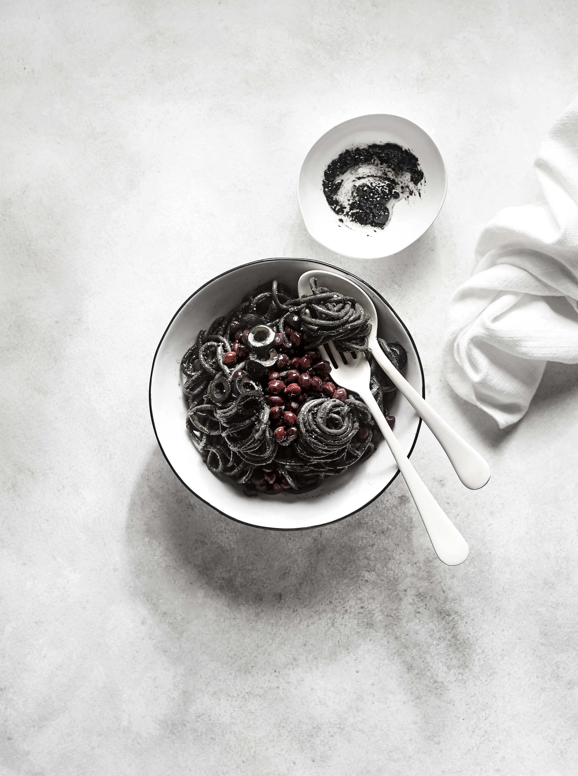 Espaguetis negros con pesto negro Espaguetis negros con pesto negro