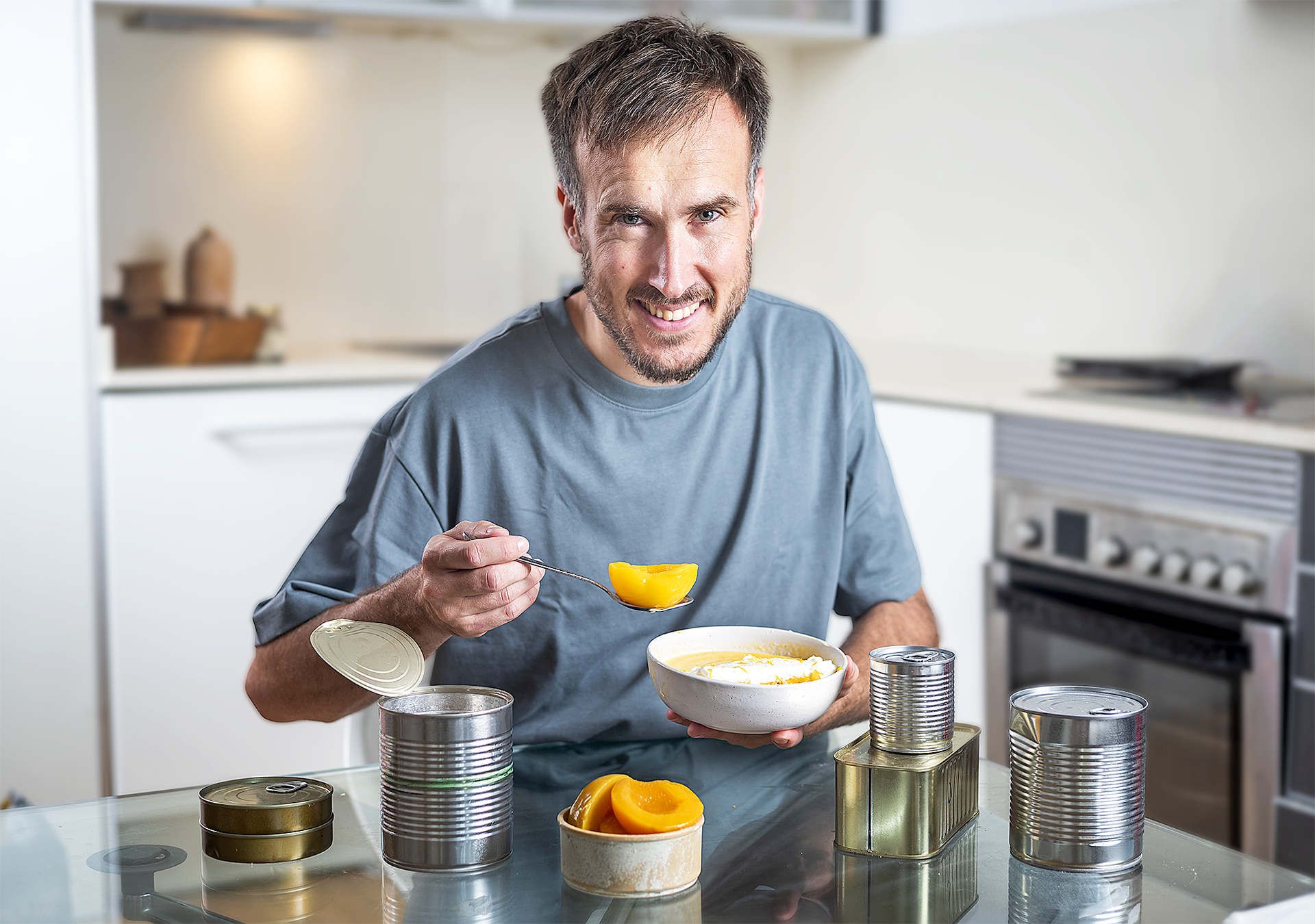Arnau París preparando Pannacotta de melocotón en almíbar Arnau París preparando Pannacotta de melocotón en almíbar