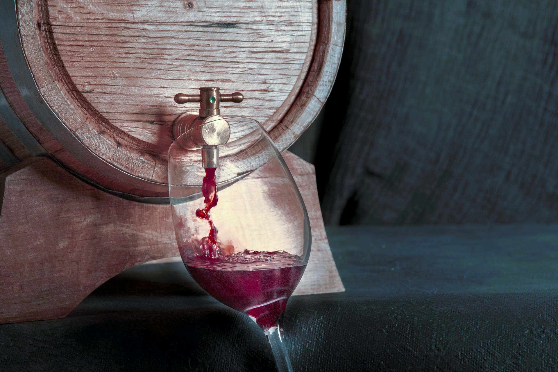 El color del vino joven es menos intenso que el del vino tinto. Y al paladar es una explosión de fruta El color del vino joven es menos intenso que el del vino tinto. Y al paladar es una explosión de fruta