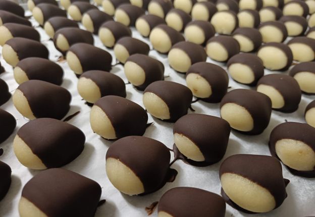Panellets xocolata i coco de la Pastisseria Mas de Barcelona Panellets xocolata i coco de la Pastisseria Mas de Barcelona