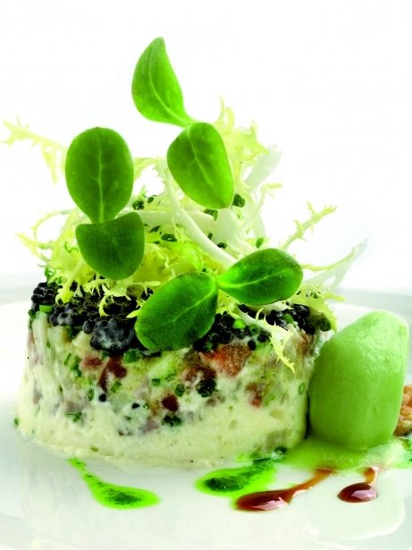 Tartar de anguila ahumada, manzana verde y caviar de sardina