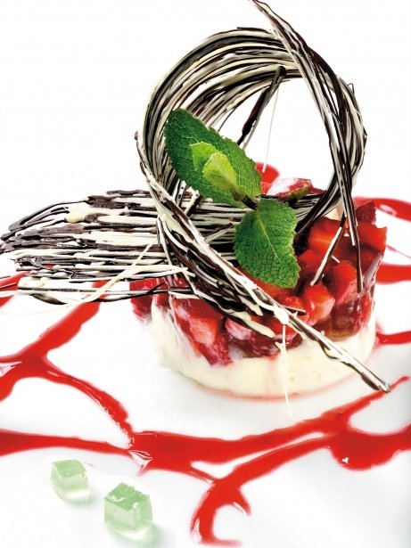 Tártaro de fresas al vinagre de menta y fundiendo con mascarpone