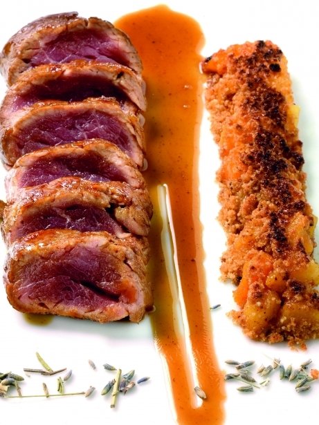 Filete de cerdo ibérico con gratinado de albaricoques y emulsión de lavanda