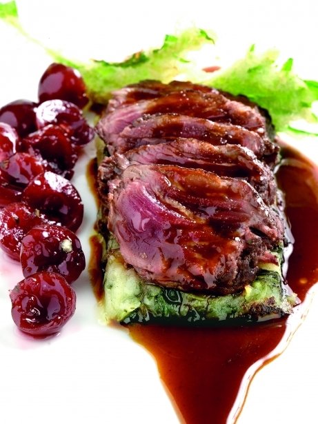 'Onglet' de buey con puré de achicorias y salsa de cerveza con cereza