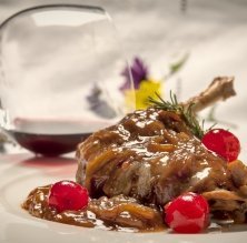 Gallo negro del Penedès con cerezas y cebolla caramel·litzada