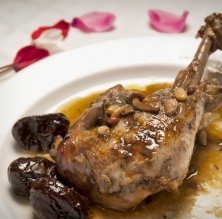 Gallo negro del Penedès asado a la cazuela