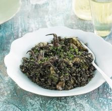 Arroz negro con alcachofas y calamares