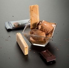 Pralinets con helado de chocolate amargo