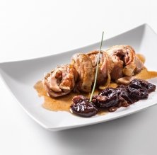 Crujiente de gallo negro del Penedès con pera y burra del restaurante Calton