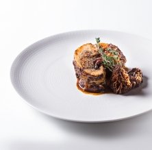 Gallo negro del Penedès rellenado de robellones y colmenillas del restaurante Miquel Soria