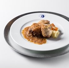 Muslito de gallo negro del Penedès relleno de 'calçots' y ciruelas del restaurante El Gat Blau