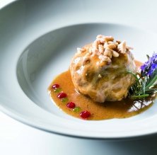 Bombón de gallo negro del Penedès con centro de ciruela con aroma despliego del restaurando Rincón de la Calma