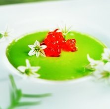 Sopa de guisantes con flores de cebolla