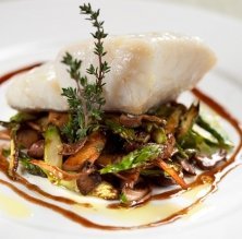 Morro de bacalao confitado con saltado d'espárragos y setas