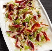 Carpaccio de melón con vinagreta de miel y jamón de pato