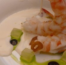 Ajoblanco de melón con langostinos y aceite de albahaca