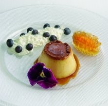 Flan con nata montada y bresca