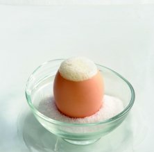 Huevo sorprendida con mousse de salmón y parmesà