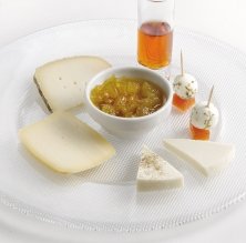 Assortiment de formatges amb confitura de carbassa i vi ranci