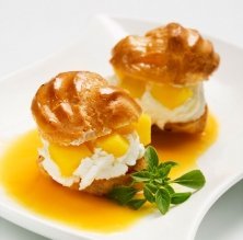 Lionesas de nata con mango y almíbar dalbahaca