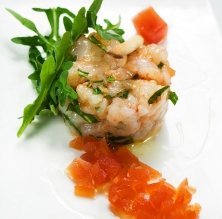 Tártaro de gamba con gelatina de tomate salada