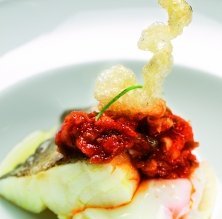 Bacalao con pimiento y tomate sobre patata y huevo