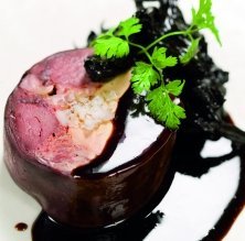 Llebre farcida de foie, puré, trompetes de la mort i xocolata