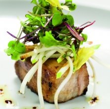 Tarrina de pies de cerdo con pasas y piñones y ensalada de manzana y apio