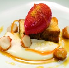 Brownie de chocolate blanco y macadàmia con sorbete de frambuesas