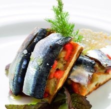 'Coca de forner' con verduras y sardinas