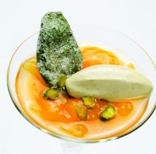 Refrescante de melocotón con helado de pistacho