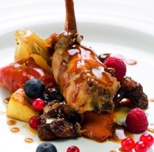 Conejo asado con frutas del bosque
