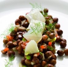 Guisantes negros del Berguedà con tomate de Montserrat y bacalao