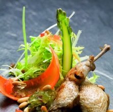 Ensalada de codorniz en escabeche con uva y piñones