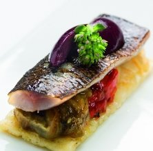 Coca descalivada amb sardines i olives negres