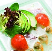 Agua de tomate iodada con berberechos, verduretes y ensalada