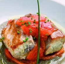 Atún con tomate aromatizado y pesto