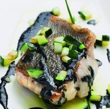 Lubina con tinta de calamar y calabacín