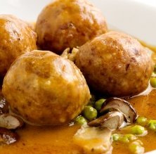 Albóndigas con cepos y guisantes